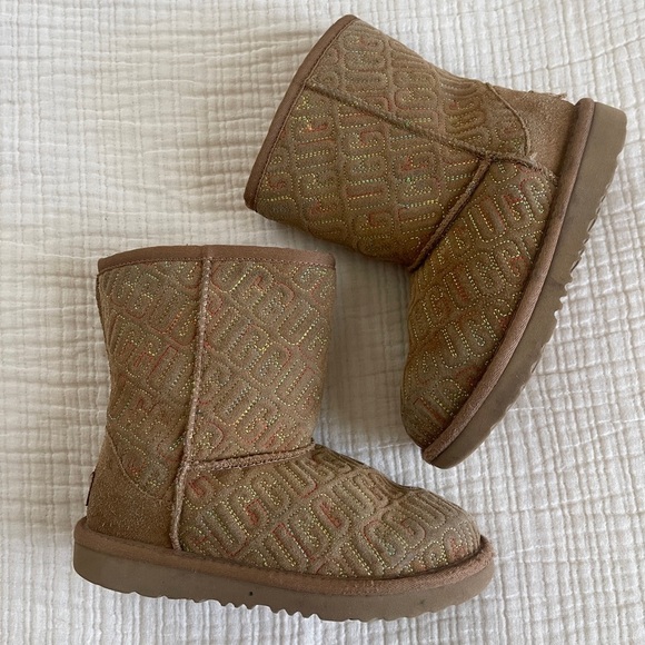 UGG Classic II Graphic Stitch Leather Kids' Short Boot for boy or girl. Size: 1 - Picture 3 of 9